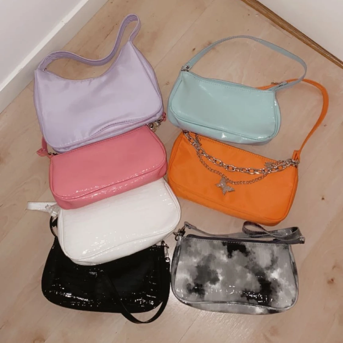 Axelväskor i olika färger