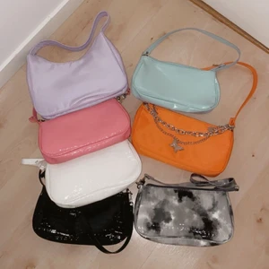 Axelväskor i olika färger - Säljer massa axelväskor i olika färger från shein, en väska för 50kr. Köparen står för frakt!!