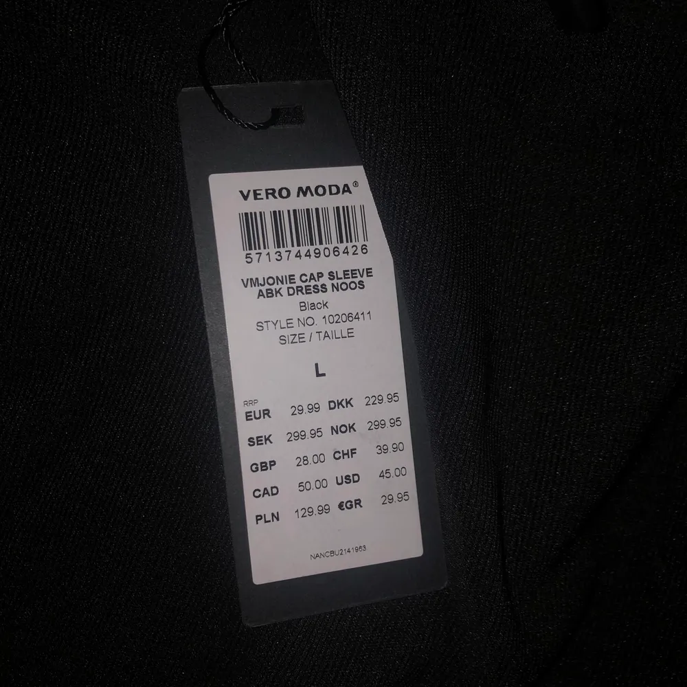 En helt ny svart klänning från vero Moda, strl L men passar också m som jag är. Nypris 299 men säljes för 99. Klänningar.