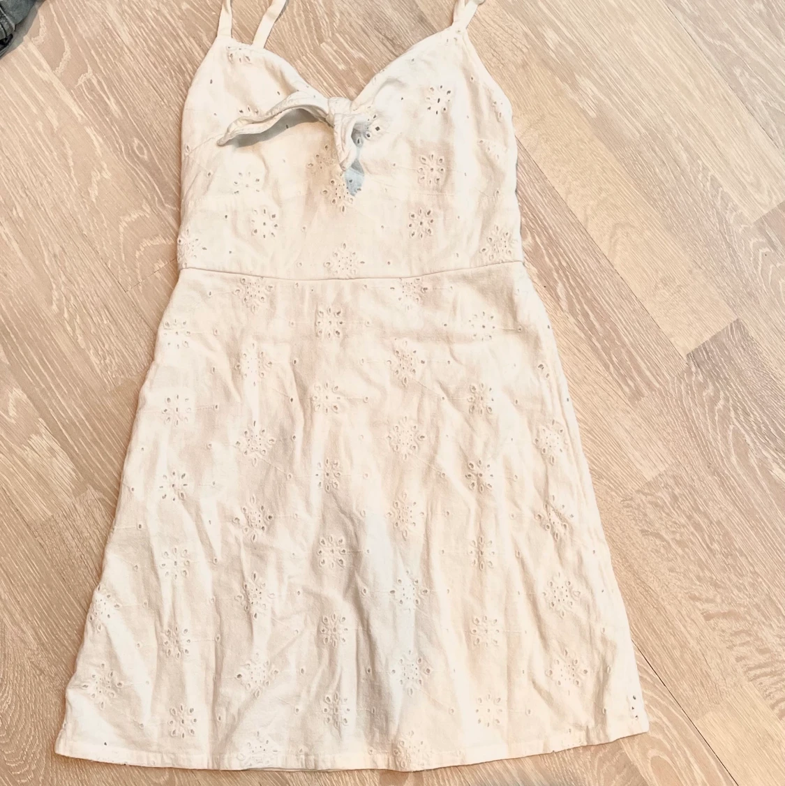 Vit klänning + jackor  - 90