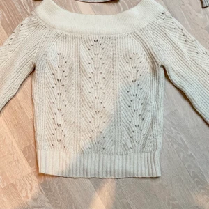 Tröja  - Stickad vit tröja. Väldigt fin, använt skick. Storlek XS. säljs för 20kr. Frakt ingår inte. Kan hämtas