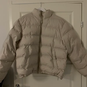 Weekday puffer - Weekday puffer storlek L, använd få gånger. Tar emot bud!