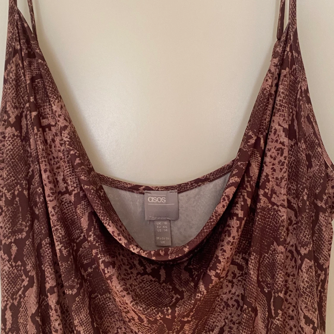 Ormmönstrad brun långklänning. - 91