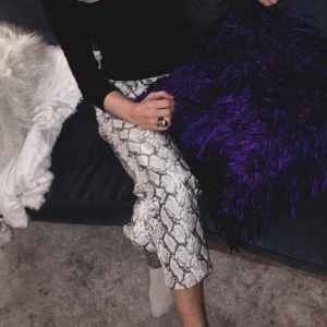 Byxor, läderimitation 🐍 - Såå snygga byxor, men som jag måste göra av med då de är liiite för korta på mig (jag är 170cm). Rak modell. Bra skick. 