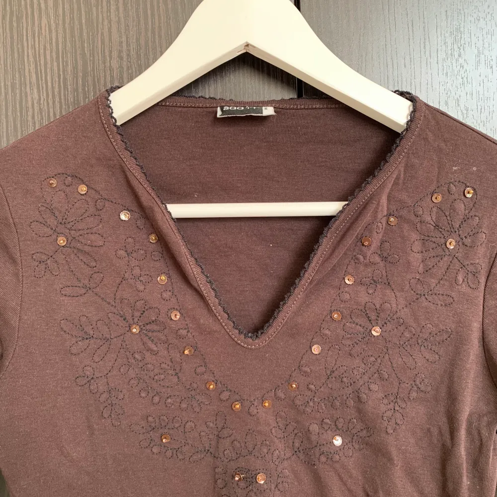 Superfin långärmad brun tröja med broderat mönster med paljetter ☺️ Den är köpt från en tjej på Instagram som köpt den vintage! Jag bjuder på frakt med frimärken 💓. Toppar.