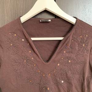 Superfin långärmad brun tröja med broderat mönster med paljetter ☺️ Den är köpt från en tjej på Instagram som köpt den vintage! Jag bjuder på frakt med frimärken 💓
