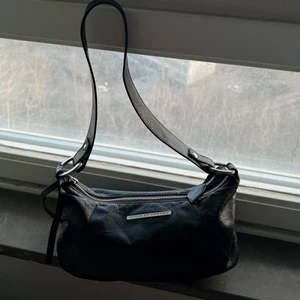 Tiger of Sweden väska - Jättesöt väska från Tiger of Sweden. Givetvis äkta, säljes på grund av flytt. Väskan har även en innerficka. 120kr eller högsta bud. Köparen betalar för frakten. Kan skicka fler bilder om så önskas. Väskan har inga skador eller dylikt. 