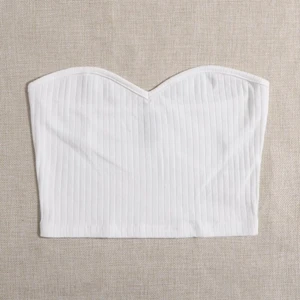 Bandau topp - Vit ribbstickad bandau topp, fin o i bra skick men tyvärr förstor för mig som har väldigt liten byst