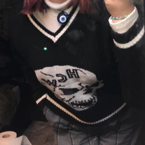 hcw sweater  - Köpte för 400 här på plick så säljer för 200+frakt. Har använt en gång då jag tyckte den va för liten på mig. Den är en L men mer som en M. Vill man köpa med polotröjan blir det+ 150kr . PM för fler bilder eller om ni har frågor🍀❤️