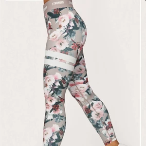 Stronger tights xs - Stronger tights storlek xs. Endast använd 2gånger då dem inte är min stil. Skriv för mer bilder eller frågor❤️