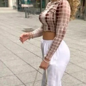 Topp - Topp köpt från Shein i storlek M, stretchigt material och passar mig som har storlek S. Använd en till två gånger❤️ 