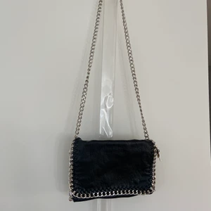 Väska - Säljer en ”Stella McCartney lookalike väska” ifrån märket TIAMO. Köpte väskan på scorette 🖤