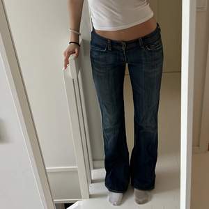 Lågmidjade jeans från Citizens Of Humanity!innerbenslängden - 85 cm, jag är 173 som referens. har sytt in lite i midjan, kan skicka bild privat 👌 💕