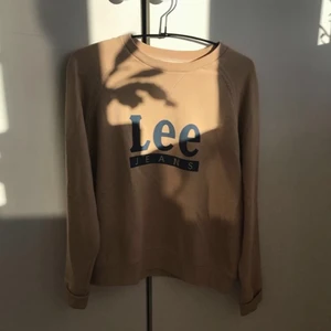 Lee sweatshirt  - Säljer denna fina sweatshirt från lee i storlek XS🤍 Använd sparsamt