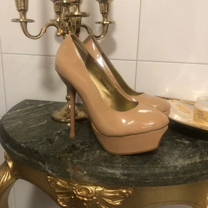 Jättehöga i beige/ nude stl 37 sköna!  - Jättehöga i beige/ nude stl 37 en liten platå gör att de  faktiskt är sköna! Som nya bara provade sen har de fått stå som prydnad 💝 osäker på vad frakten kostar men jag försöker få till det billigare om inget annat önskars. 