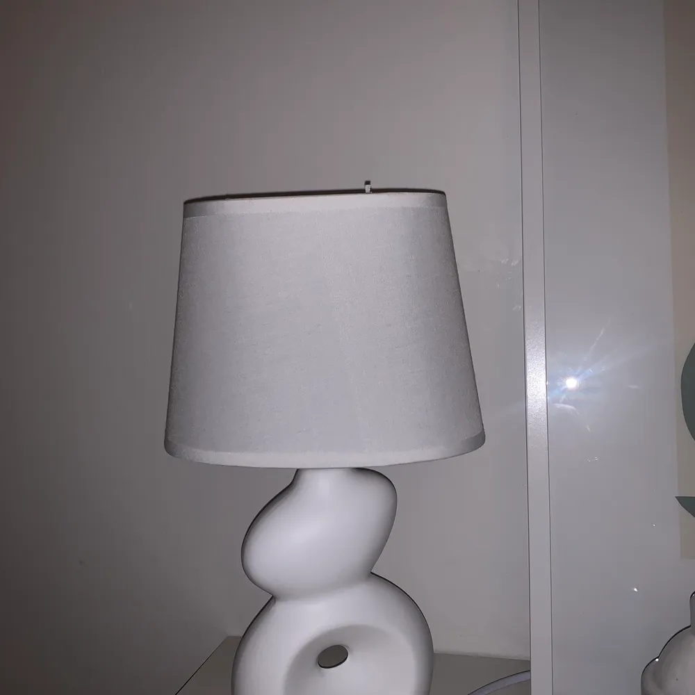 Lampa i trendig design, glödlampa ingår ej. Övrigt.