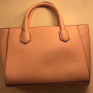 Handväska  - Rosa jättefin och praktisk handväska som är helt oanvänd. Inte överdrivet stor men prsktisk.