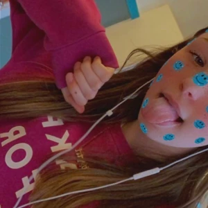 En rosa/vinröd peak sweater  - Jag säljer den här tröjan då den inte kommer till anvädning längre, jag har haft den i ca 6 nymålade och den är i väldigt fint skick, den är i storlek S men skulle kunna passa en xs 