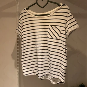 randig t-shirt - fin t-shirt från Cubus i storlek s. använt några få gånger. sitter fint och kan även passa m. pris kan diskuteras och köparen står för frakt!🤍