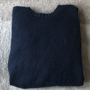 Ralph lauren knit, mörkblå. Fint skick, knappt använd. Superskön och varm! Möter upp eller så står köparen för frakt:)