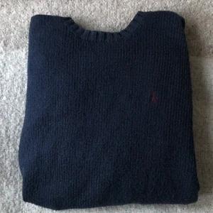 Ralph lauren polo knit  - Ralph lauren knit, mörkblå. Fint skick, knappt använd. Superskön och varm! Möter upp eller så står köparen för frakt:)