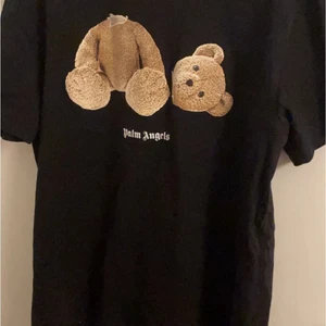 Palm Angels kill the bear - Säljer min Palm Angels tröja, cond 9/10 nypris 2800 ja säljer den för 1000kr size M