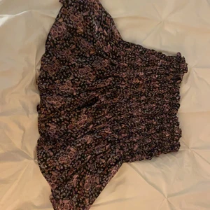 Blommig kjol med silvertråd🌸 - En sjukt fin kort kjol från Zara med silvertråd i sig. Änvänd fåtal gånger och i ett mycket gott skick⚡️