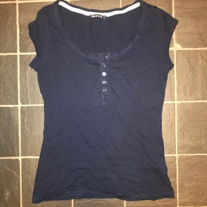 00’s t-shirt - Fin t-shir i mörkblå färg med knappar. Perfekt passform!