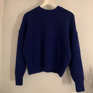 mörkblå zara tröja - mörkblå tjock stickad tröja från zara. 💕 använt några gånger, men kommer inte till användning längre. skicka för fler bilder eller funderingar 💗