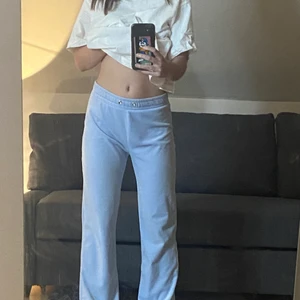 Blå mjukis  - Säljer mina fett snygga mjukis byxor från Gina som liknar juciy coutore❤️ köpt för mer än vad den kostar nu vilket är 220 säljer för 160kr💓 passar perfekt på ngn som är 160-163