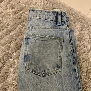 Säljer dessa blåa jeans från zara i storlek 32 som just nu är slutsålda på hemsidan! Sitter bra i midjan och är väldigt bekväma. Säljer på grund av att dom aldrig används,bra skick 💗  Skriv privat för fler bilder eller funderingar 💞 köptes för 359 och säljer för 179 ink frakt eller köpt direkt för 290.😀