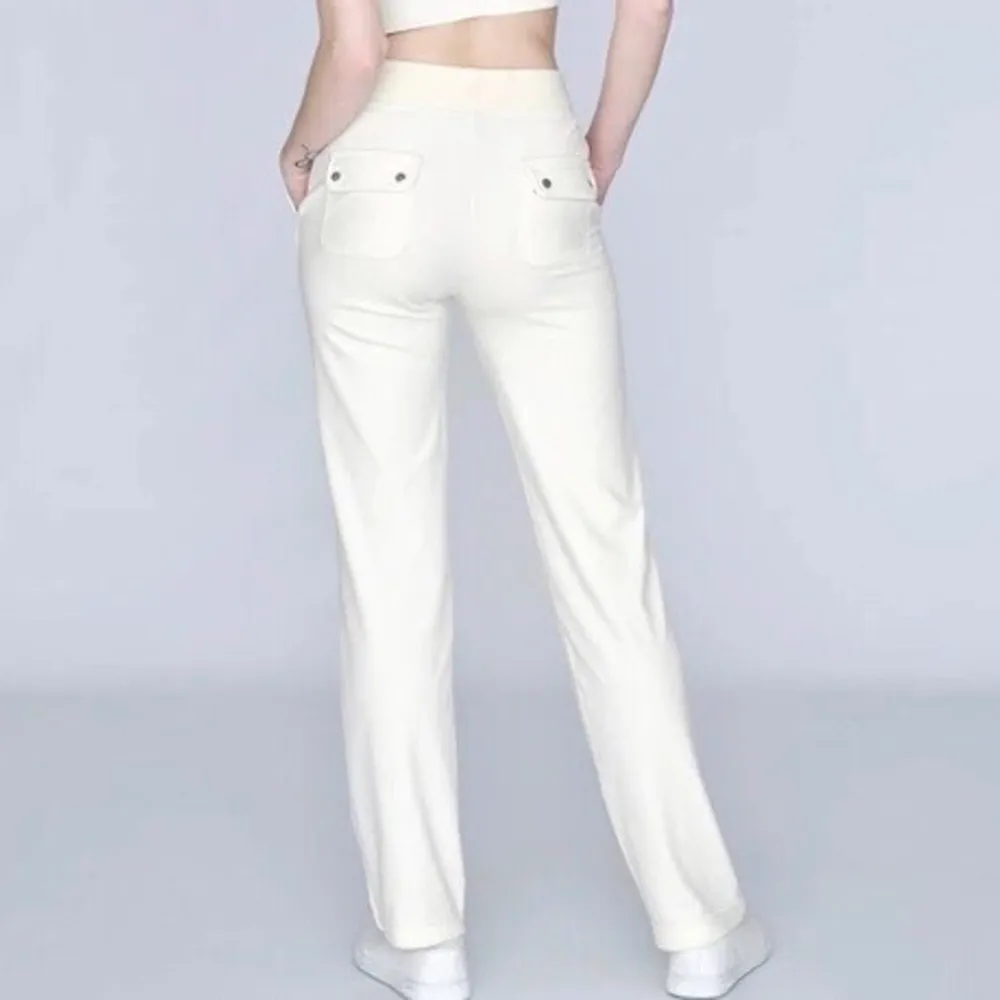 Söker dessa juicy couture byxor pga har letat efter de i MÅNADER för ett bra pris!😣 Krav: Någon av dessa färger, i storlek XXS, och för ett pris som är runt 500-600 kr!. Jeans & Byxor.