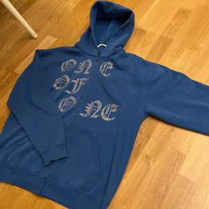 Säljer en blå og one of one hoodie som är helt slutsåld och svår att få tag i, vädligt skön och bekväm tröja (perfekt nu till våren.) Passar S-L baserat på hur du vill att den ska sitta men står storlek large på lappen. Skulle säga att skicket är 7,5 eller 8/10 då den tvättats några gånger men alla stenar osv sitter kvar. Tar även emot bud eller trades i olika storlekar bara att höra av er. Tack 👍🏼🔌💡