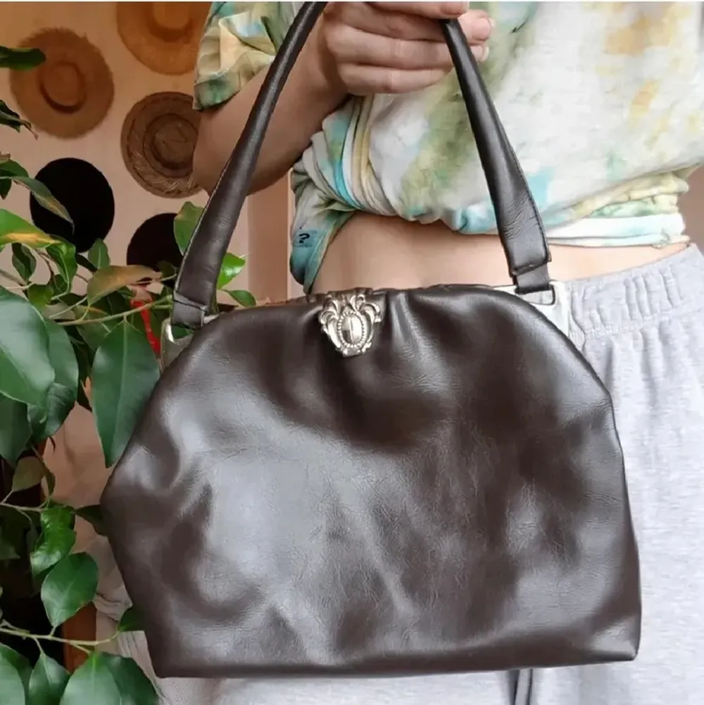 Snygg vintage väska i gott skick 💕 skriv för fler bilder! Pris kan diskuteras vid snabb affär. Laukut & Käsilaukut.