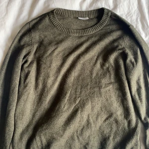 Vila - Oanvänd stickad tröja i jättefin mörkgrön färg från vila. Kvaliteten är så mysig och inte stickig alls❤️‍🩹Strl M, skriv vid funderingar.