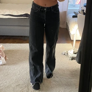 Karve jeans  - Svart/gåra jeans från KARVE som är köpta på Carlings. De har en medelhög midja och en sliten modell längst ner. Storlek xs men är stora i storleken. Tror nypriset var 699kr. De är i väldigt bra skick. Köparen står för frakt