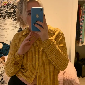 Skjorta  - Säljer denna coola skjortan som jag köpte på bikbok för några år sedan. Den är knappt använd alls då det blev fel storlek🌙