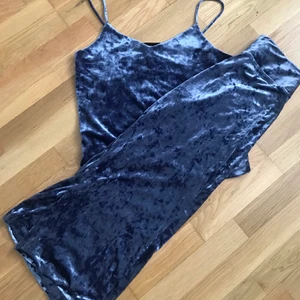 Mysset - Ascoolt blått velourset från Lindex med ett linne och ett par utsvängda byxor. Knappt använda. Byxorna är i storlek Xs och linnet är i small 🌟