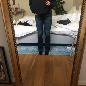 Lågmidjade levisjeans  - Mörkblå lågmidjade levisjeans i bra kvalitet! Köpte de på Sellpy från början och de va inte den modellen jag tänkte. Passar xs/s och är ner till marken på mig som är 165 :) 