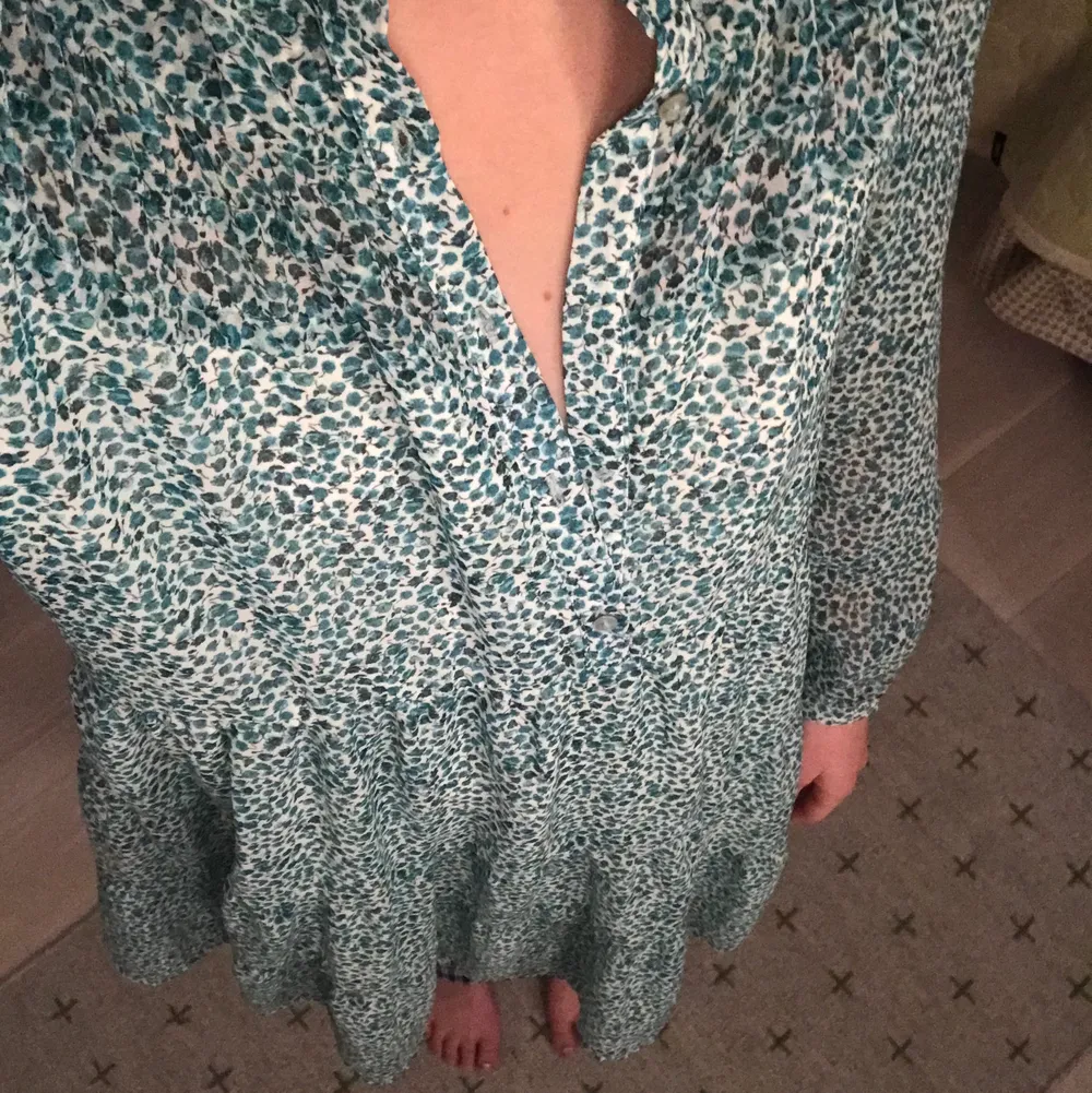 Det här är min oanvända klänning som jag använt 1 gång på midsommar⭐️Köpte för 399 kr⭐️Dock en knapp borta men man tänker inte på det🥰. Klänningar.