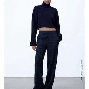 Blå polo tröja från zara - Blå stickad polo tröja från zara i bra skick 