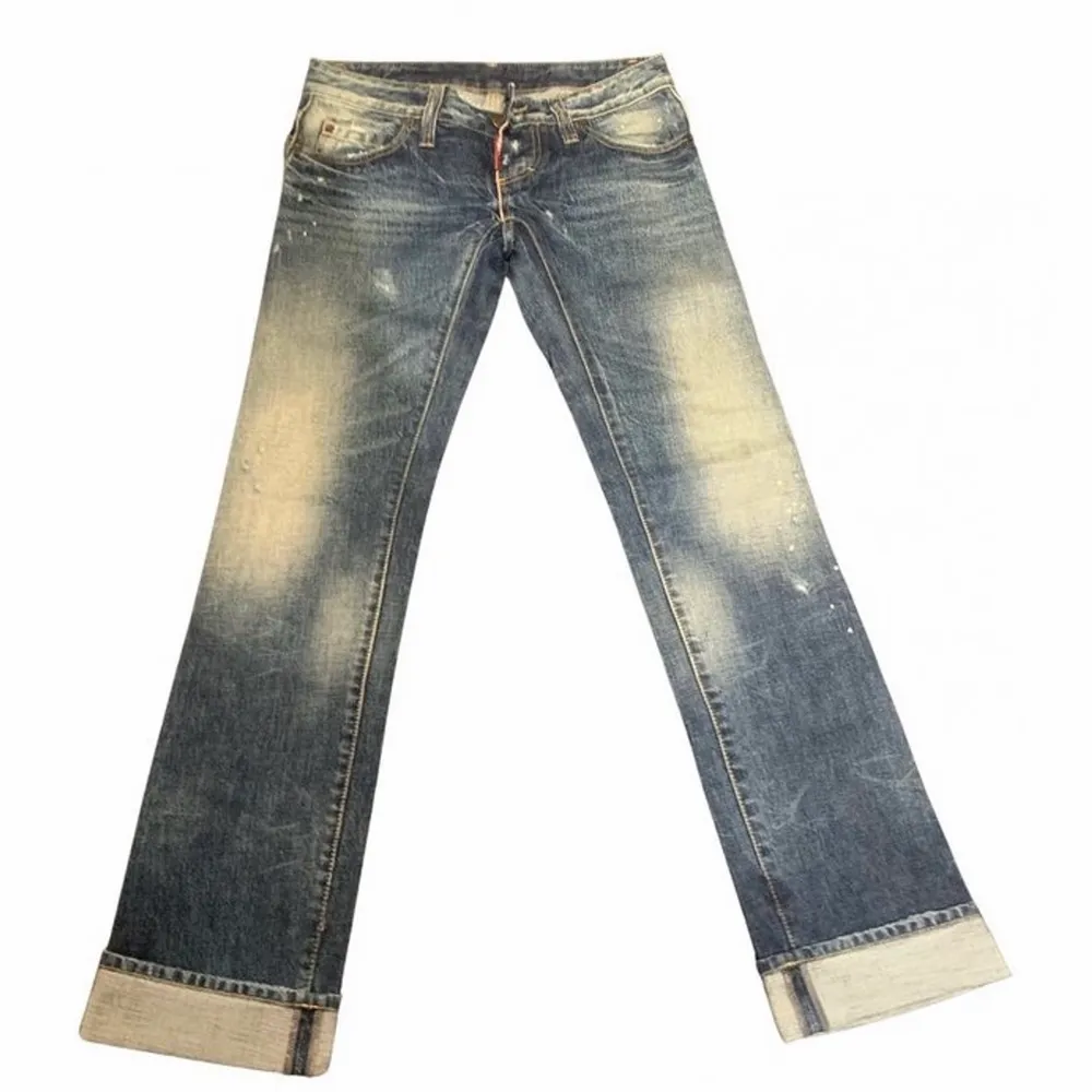 Assnygga low waist jeans från märket Dsquared2. TYVÄRR är de för små för mig! De är långa i benen och straight i en så snygg tvätt med coola detaljer. Storlek 40 IT vilket motsvarar 34-36 i EU.. Jeans & Byxor.