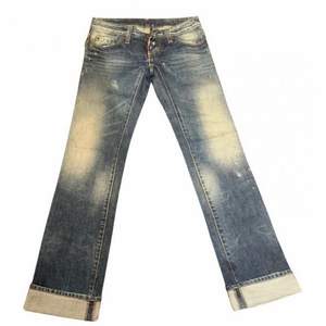Assnygga low waist jeans från märket Dsquared2. TYVÄRR är de för små för mig! De är långa i benen och straight i en så snygg tvätt med coola detaljer. Storlek 40 IT vilket motsvarar 34-36 i EU.