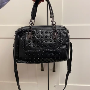 Fin väska  - Hej💓 säljer nu min unika och snygga väska på grund av att jag inte tycker den är i min stil! Den har svarta nitar på framsidan och ett långt axelband💓💓 börja buda från 300! hör av er om ni har frågor💓