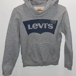 Grå äkta Levi’s hoodie! Inga synliga slitningar. (Storlek 14 years men passar även xxs-xs)🤩