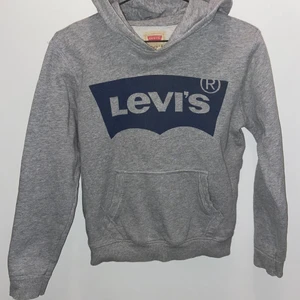 Levi’s hoodie🌟 - Grå äkta Levi’s hoodie! Inga synliga slitningar. (Storlek 14 years men passar även xxs-xs)🤩