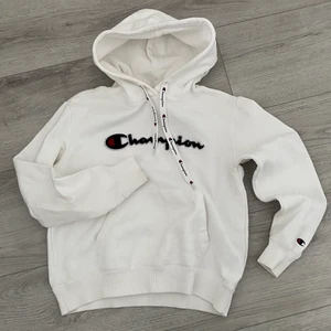 Champion hoodie - Champion-hoodie. Har en liten fläck på fickan (bild 2) men inget man märker🤍 Frakt tillkommer☺️