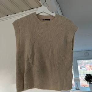 Väst - Stickad väst från zara jätte fin i nyskick kommer bara inte till användning 💗 frakt tillkommer på 51kr