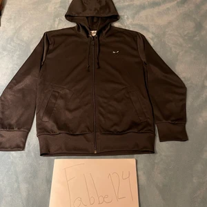 CDG Comme des garçons hoodie - Size M, sitter som en XS/S. Aldrig använd, skriv för eventuella frågor, möts i stockholm.