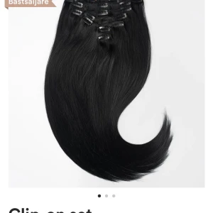 Äkta löshår - Säljer nu mitt löshår från Rapunzel som är i färgen svart. Löshåret är 40cm långt och clips in.  De är använt men väldigt få gånger  så de är i bra skick Nypris var 1300 & säljer de för 550  Vill även tillägga att de är äkta hår så går att färga, platta,locka osv.